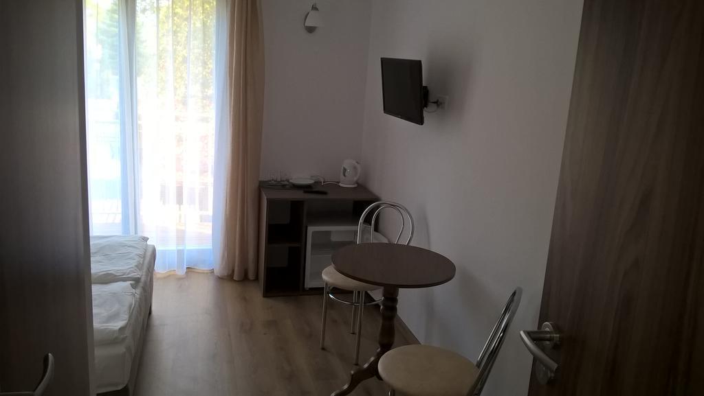 Aquila Pokoje Goscinne Mielno Exterior foto